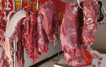 Bí quyết chọn mua thịt bò ngon: Chọn loại treo hay bày, đừng bỏ qua 4 điểm quan trọng