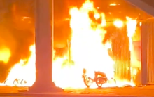 Nóng: Cháy dữ dội ở Phạm Văn Đồng, ít nhất 9 thi thể được đưa ra ngoài