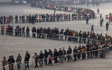 1.400 người xếp hàng dài ăn mừng, ai cũng ra về với 1 bọc tiền trong tay: Điều hy hữu gì đã xảy ra?