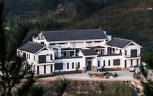 2 anh em góp 5 tỷ đồng xây ''biệt phủ'' dưỡng già cho cha mẹ: Diện tích gần 1.000m2, có tới 9 phòng ngủ và cả rạp chiếu phim tại nhà