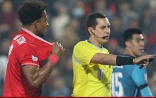 Vì sao cầu thủ Singapore thoát thẻ dỏ dù kéo rách áo Xuân Son?