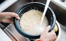 Vì sao không nên trực tiếp vo gạo trong ruột nồi cơm điện?