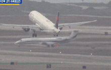 Khoảnh khắc nghẹt thở: 2 máy bay suýt va chạm đâm vào nhau trên đường băng