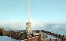 Băng bao phủ đỉnh Fansipan ngày cuối năm 2024