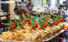 Cảnh khác lạ ở chợ Hà Nội trong ngày đầu tháng giáp Tết