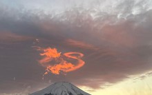 'Rồng lửa' xuất hiện trên đỉnh núi Phú Sĩ