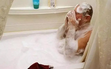 Sau 50 tuổi, dù người bẩn mấy cũng đừng nên tắm vào 3 thời điểm này