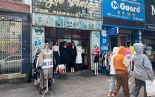 Một tuyến đường tại Tp.HCM liên tục nằm ngoài cơn lốc trả mặt bằng, khách vẫn giành nhau thuê dù giá đắt đỏ