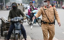 CSGT xử phạt hàng loạt xe 'máy chém' nghênh ngang trên phố Hà Nội dịp cuối năm