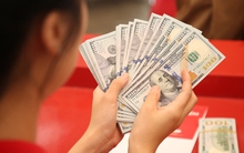Giá USD ngân hàng và tự do cùng lao dốc