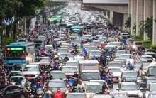 Tắc đường suốt ngày đêm, người Hà Nội chật vật đi lại ngày giáp Tết