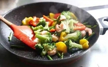 Một thói quen trong khi nấu nướng có thể khiến cả nhà hấp thụ thêm nhiều "chất béo xấu"