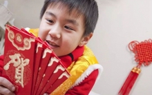 Ngay khi thấy bác hàng xóm sang xông nhà, con tôi buột miệng nói 1 câu khiến bố mẹ tái mặt, mới đầu xuân đã phải rối rít xin lỗi