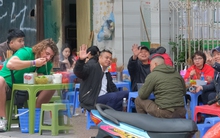 Hà Nội mùng 1 Tết: Dân tình tấp nập đi ăn bún riêu, bún ốc, khách Tây cũng tưng bừng hưởng ứng Tết Thủ đô