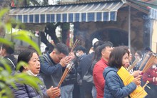 Ngôi đền linh thiêng bậc nhất xứ Nghệ chật kín người sáng mồng 1 Tết