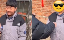 Cậu bé đổi sắc mặt nhanh như chớp ngay khi được nhận lì xì, xem mà cười ngất: Trẻ nhỏ đúng là trung thực!