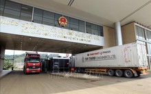 Xuất nhập khẩu, xuất nhập cảnh sôi động ngày đầu năm mới tại cửa khẩu Lào Cai