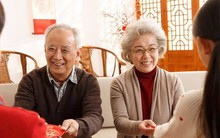 "Tại sao bà nội lì xì con ít hơn bà ngoại?" - Bố mẹ thông minh trả lời thế này để không ai bối rối