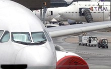 Nam hành khách bất ngờ mở cửa thoát hiểm vì bị ảo giác