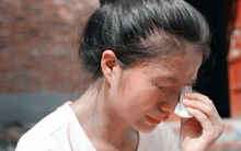 Bị con trai nói "không xứng đáng mua chiếc túi 3 triệu”, cách ứng xử của người mẹ này thật khó tin!