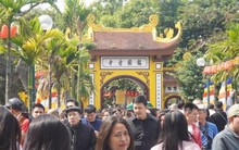 Chùa Trấn Quốc tấp nập người cầu may, du xuân chiều mùng 2 Tết