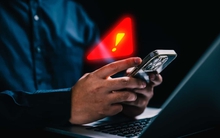 Cho bạn mượn điện thoại, người phụ nữ bỗng thấy máy nóng ran, tắt đi khởi động lại thì có tiếng kêu lạ, cuối cùng mất 700 triệu đồng