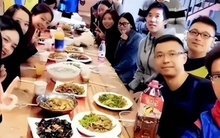 Buổi họp lớp đầu năm đang vui vẻ, khi thức ăn được dọn ra, tôi liền đứng dậy đi về, ngay lập tức rời khỏi nhóm lớp