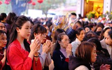 “Biển người” chen chân đi lễ Phủ Tây Hồ, nhiều hàng bánh tôm kiếm bộn tiền trong ngày Tết