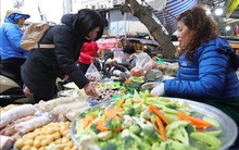 Mùng 3 Tết, nhiều mặt hàng thực phẩm, hoa tươi đã 'hạ nhiệt'
