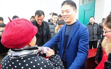 Chàng trai được dân làng góp 76 quả trứng và tiền đi học đại học, nay phát quà Tết cho cả làng, có năm lì xì hẳn 30 triệu đồng tiền mặt