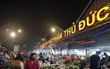 Hàng trăm tấn rau quả, hải sản đổ về chợ đầu mối giữa Tết