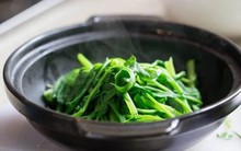 Vì sao không nên ăn lại rau đã nấu chín để qua đêm?