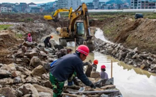 Cả công trường dừng thi công khẩn cấp vì máy xúc đào trúng "lu sắt" khổng lồ: Cảnh sát lập tức phong tỏa hiện trường