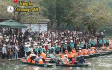Tràng An (Ninh Bình) đông kín du khách trong ngày mùng 3 Tết, nhiều người định đi nhưng nhìn cảnh này lại "rén"