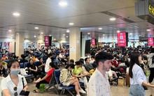 Khách đến sân bay Tân Sơn Nhất tăng vọt, lập đỉnh mới Tết Giáp Thìn