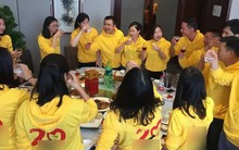 Đi họp lớp, tôi "lạnh người" khi thấy các bạn: Tất cả đều mặc đồng phục lớp, nhưng lại ngầm khoe của bằng cách này