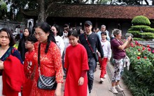 Người Việt nô nức xuất ngoại, du lịch Tết trong nước vẫn đông nghịt