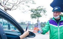 Thu phí trông giữ xe không dùng tiền mặt, hết cảnh chờ hàng giờ vào lễ Phủ Tây Hồ ngày Tết