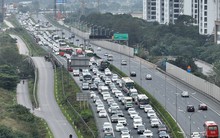 Người dân lỉnh kỉnh đồ đạc trở lại Thủ đô, phương tiện ùn dài ở cửa ngõ