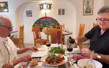 Đầu bếp Pháp giãy nảy khi được mời lòng heo khìa nước dừa, sau khi ăn thử liền thay đổi thái độ