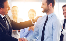 Phát biểu sau khi được thăng chức, người thường nói: “Cảm ơn lãnh đạo”, người EQ cao thể hiện ấn tượng, ghi điểm ứng xử