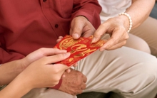 Kiểm phong bao lì xì của con, chồng thốt lên một câu bộc lộ sự xấu tính đến tột đỉnh