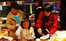 Ăn xong buffet túi áo bỗng căng phồng, cô bé 7 tuổi bị nhân viên nghi trộm đồ về: Sau khi kiểm tra, cả nhà hàng phải khóc