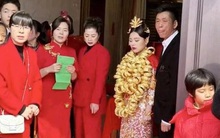 Cô dâu đeo trăm chiếc vòng rồng phượng, dân mạng Trung Quốc choáng ngợp