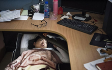 Áp lực kinh tế khó khăn bủa vây, giới trẻ Trung Quốc ‘nằm yên, mặc kệ đời’: ‘Thời gian rảnh quý giá hơn vài nghìn nhân dân tệ’