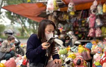 Mua rồng vàng, lợn đất lấy 'vía' may mắn cho năm mới