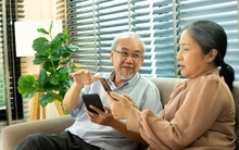 Mãi đến 70 tuổi tôi mới biết tiền bạc, con cái không phải “tài sản” lớn nhất, 2 thứ này mới là vô giá