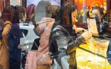 Tiệm vàng đông nghịt người dù chưa tới ngày Vía Thần Tài: Không phải cứ mua là có lộc, cần lưu ý những điều này