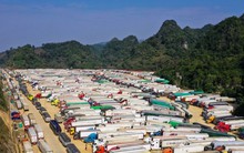 Xe chở nông sản ùn ùn đổ về cửa khẩu chờ xuất Trung Quốc