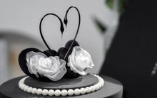 Dân mạng Trung Quốc thi nhau review bánh kem "Thiên nga đen" giá 14 triệu đồng: Có đáng với số tiền bỏ ra?